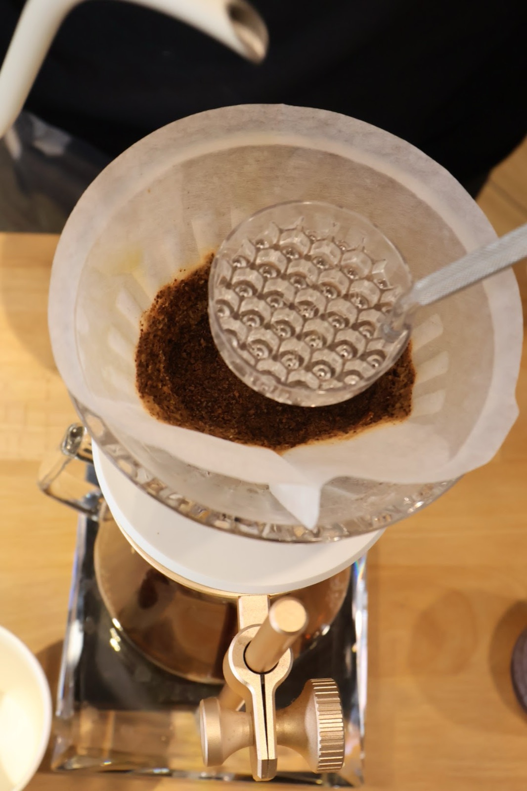 Cafea măcinată în filtrul V60, văzută de sus