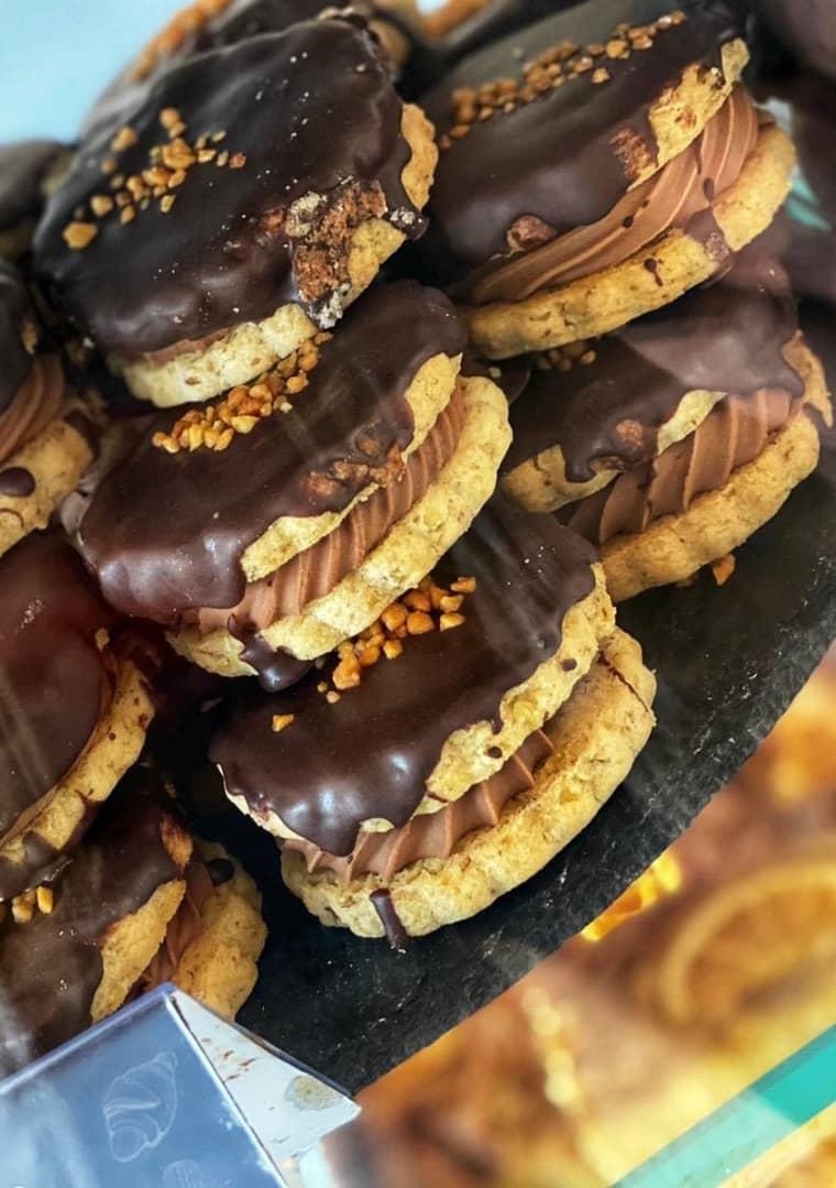 Biscuiți Zorele cu cremă de ciocolată, glazurați și presărați cu alune caramelizate